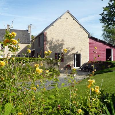 Au fond, la maison d'hôtes, à droite, le gîte